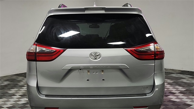 Vehicle image 4 of 27