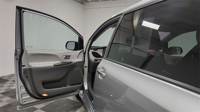 Vehicle image 19 of 27