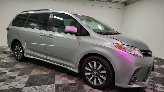 Vehicle image 10 of 27