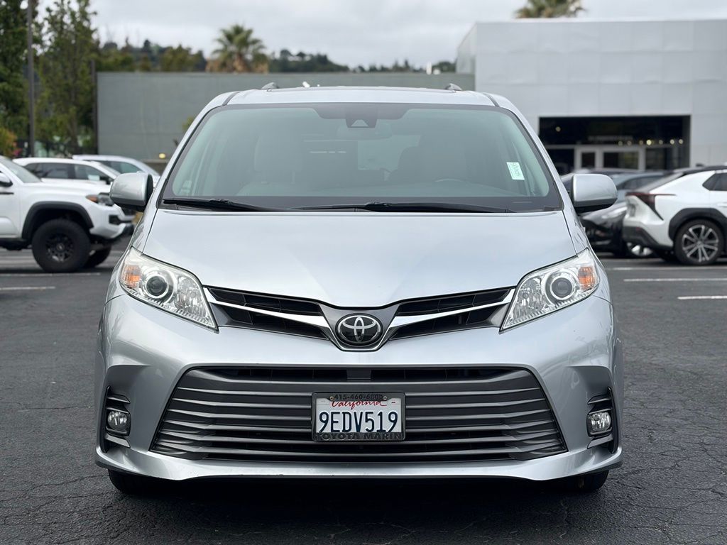 2020 Toyota Sienna XLE Auto Access Seat Image 2 of 28