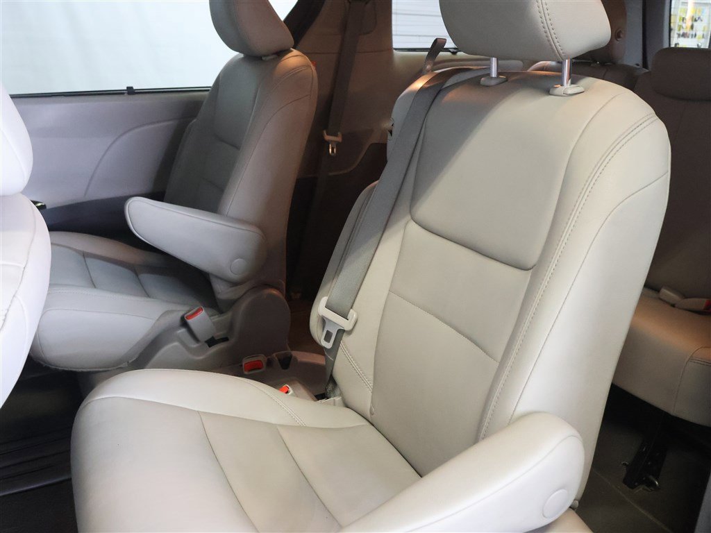 Vehicle image 12 of 26