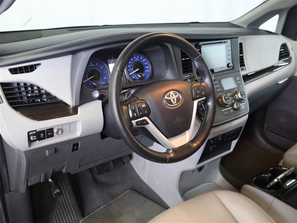 Vehicle image 9 of 26