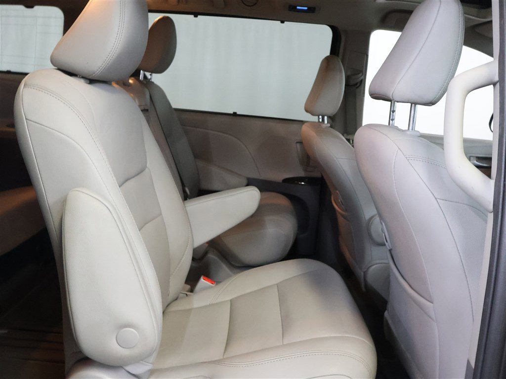Vehicle image 21 of 26