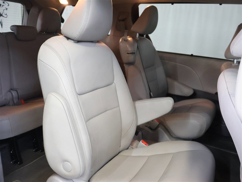 Vehicle image 22 of 26