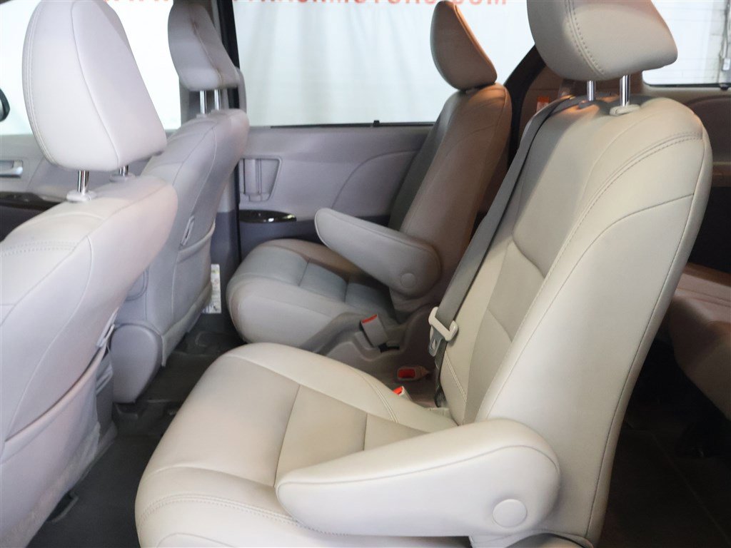 Vehicle image 13 of 26