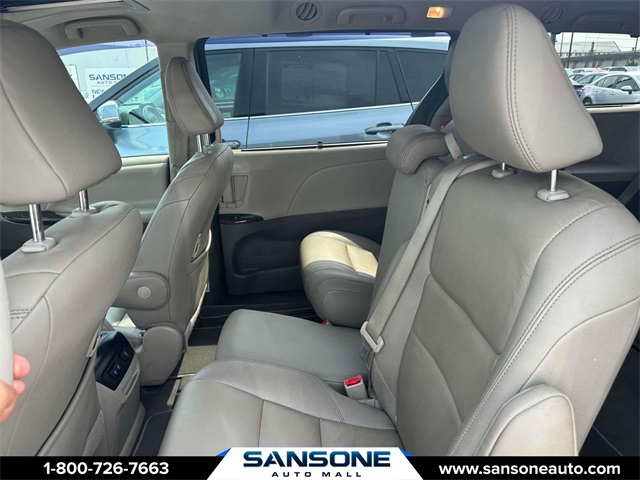 Vehicle image 11 of 32