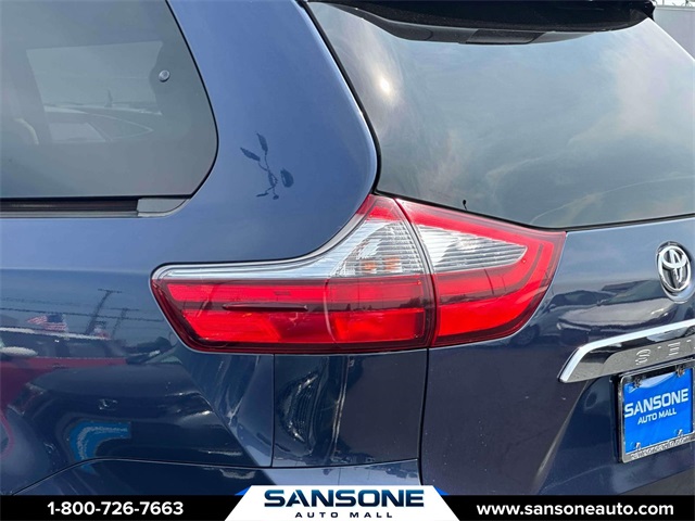 Vehicle image 10 of 32
