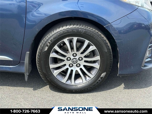 Vehicle image 8 of 32