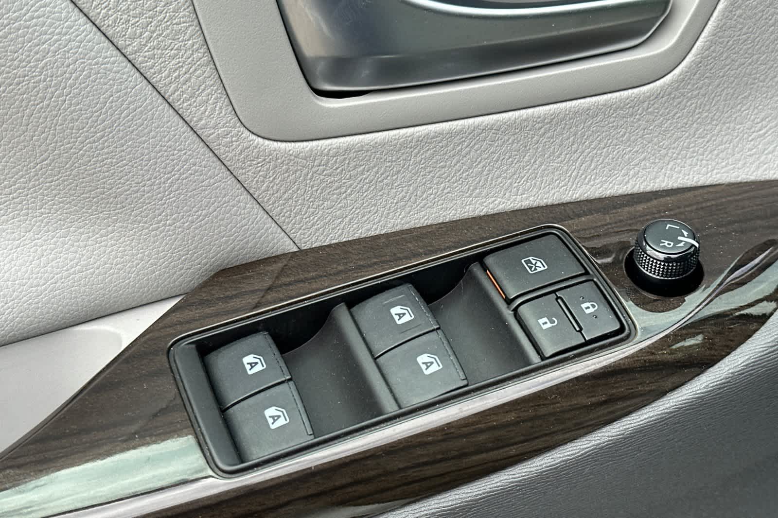 Vehicle image 14 of 31
