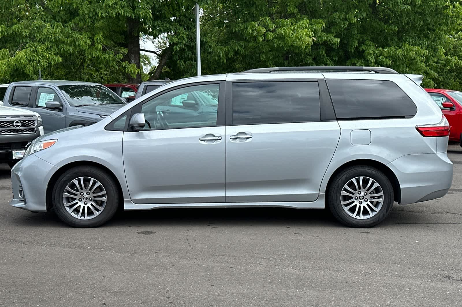 Vehicle image 9 of 31