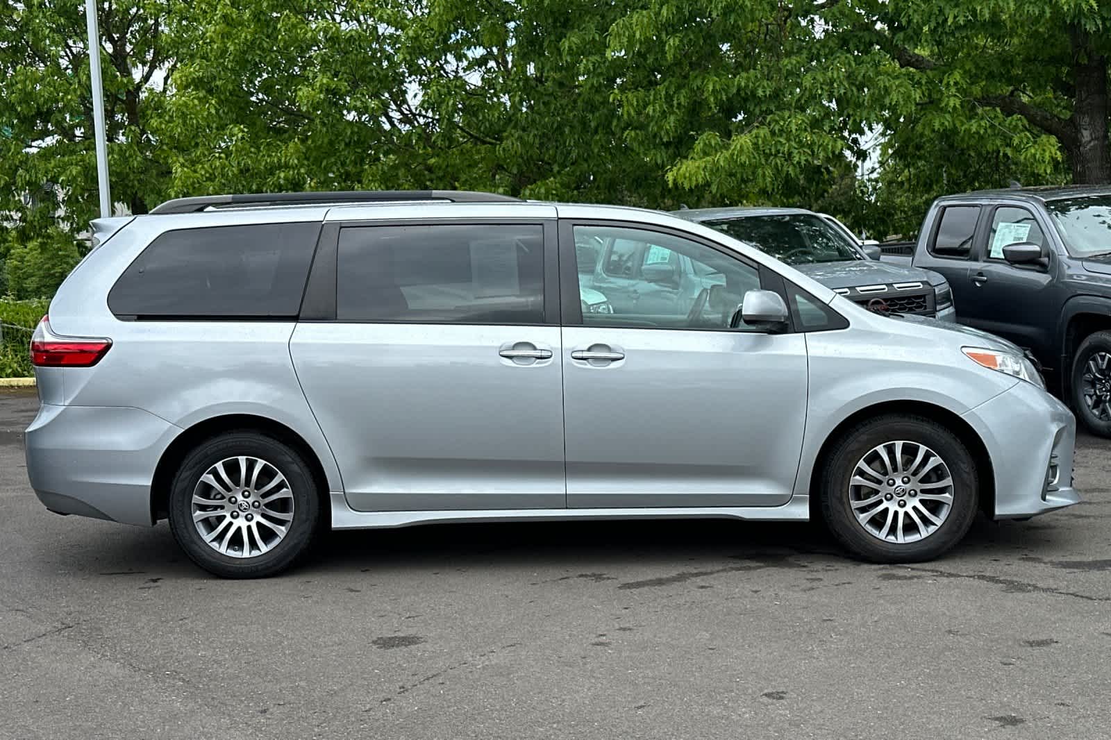 Vehicle image 4 of 31