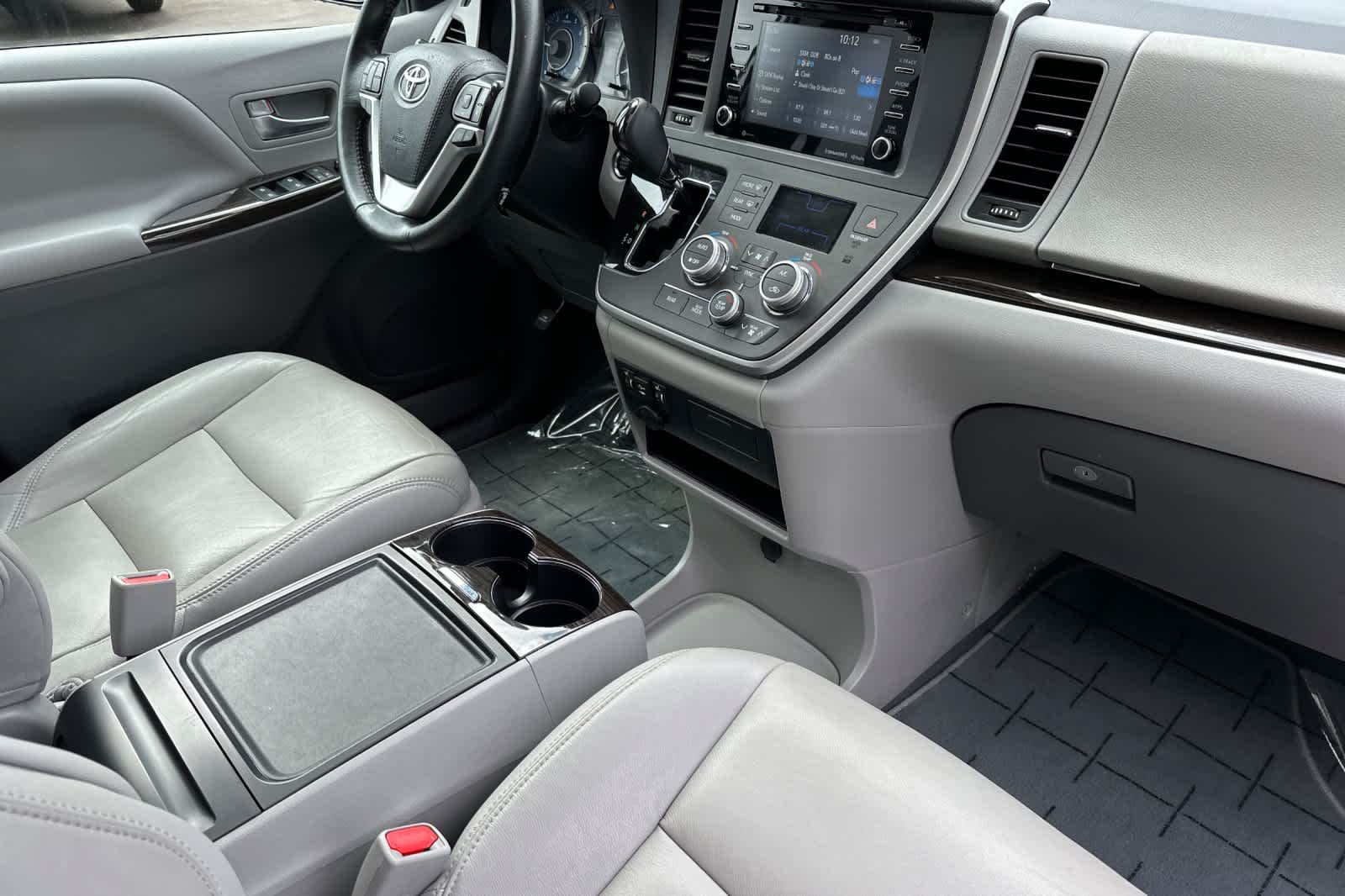 Vehicle image 18 of 31