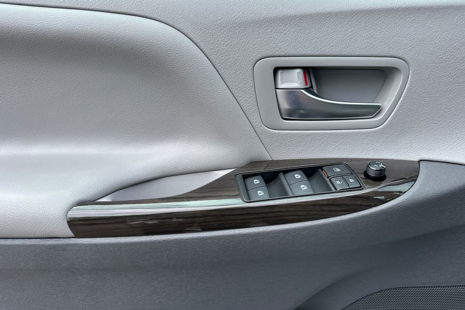 Vehicle image 13 of 31