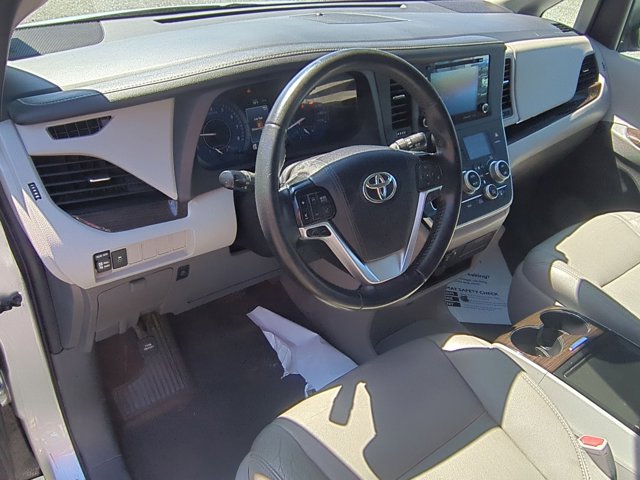Vehicle image 13 of 32
