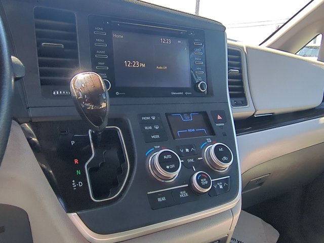 Vehicle image 25 of 32