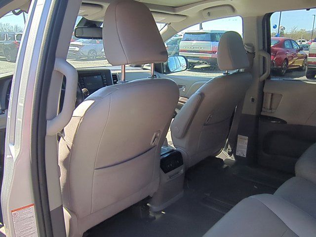 Vehicle image 17 of 32