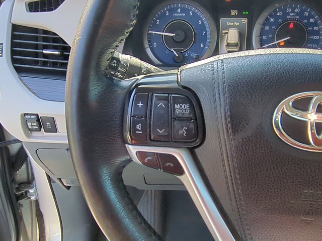 Vehicle image 21 of 32