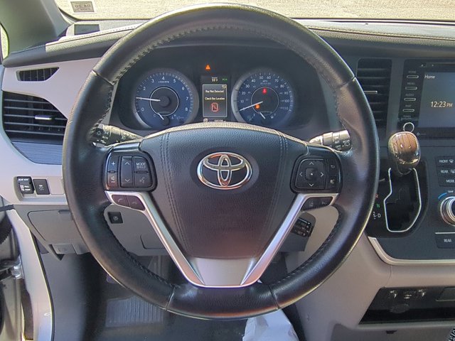 Vehicle image 20 of 32