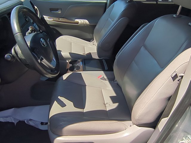 Vehicle image 14 of 32