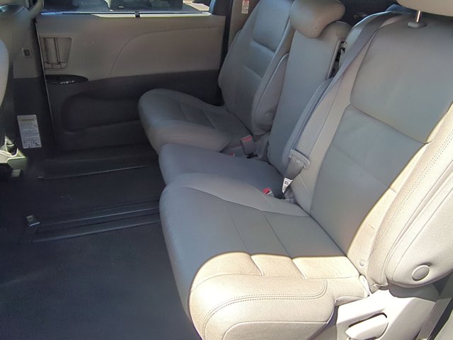Vehicle image 18 of 32
