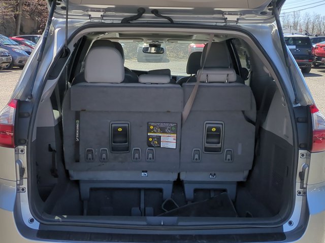 Vehicle image 9 of 32