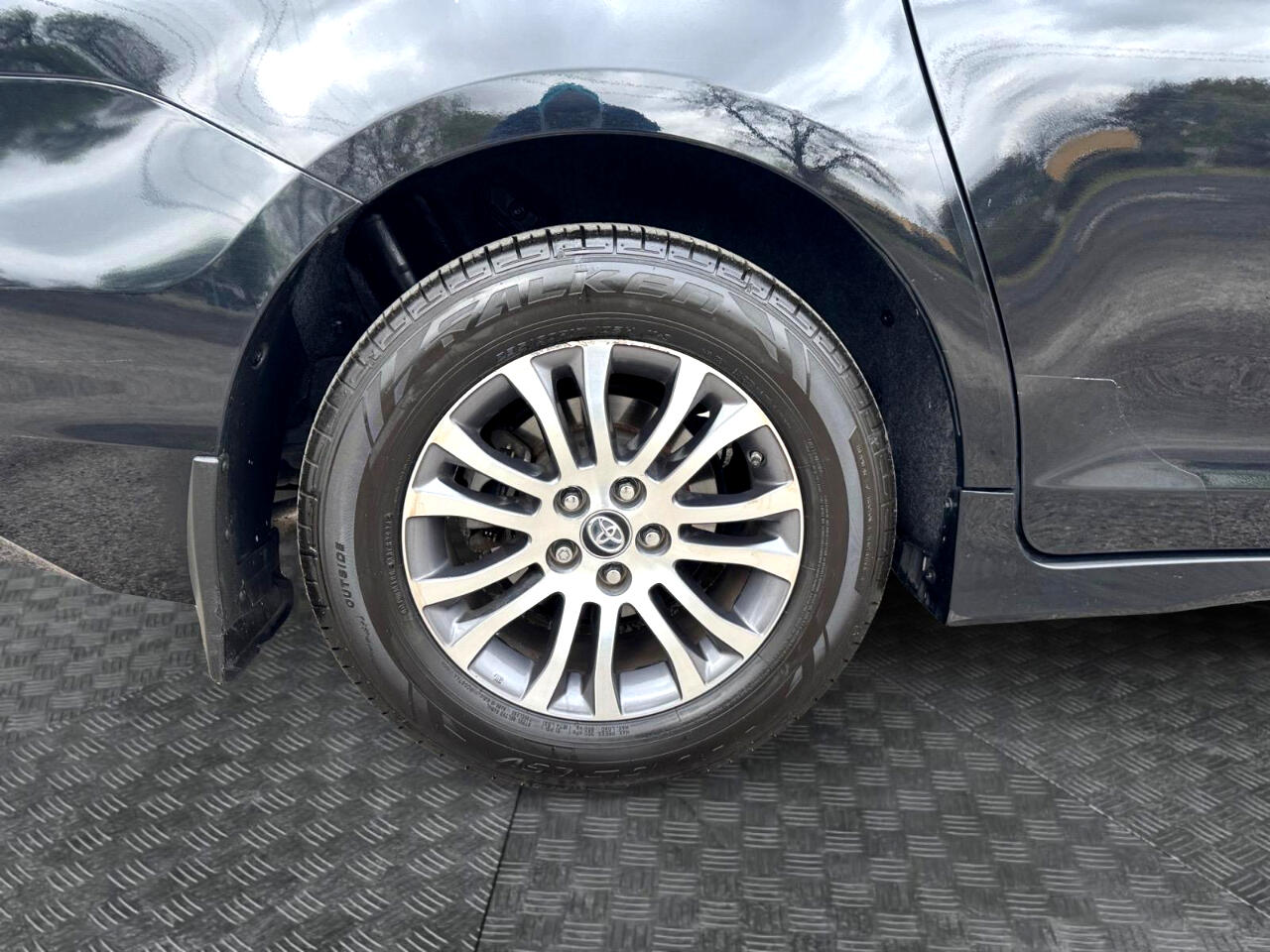 Vehicle image 15 of 30