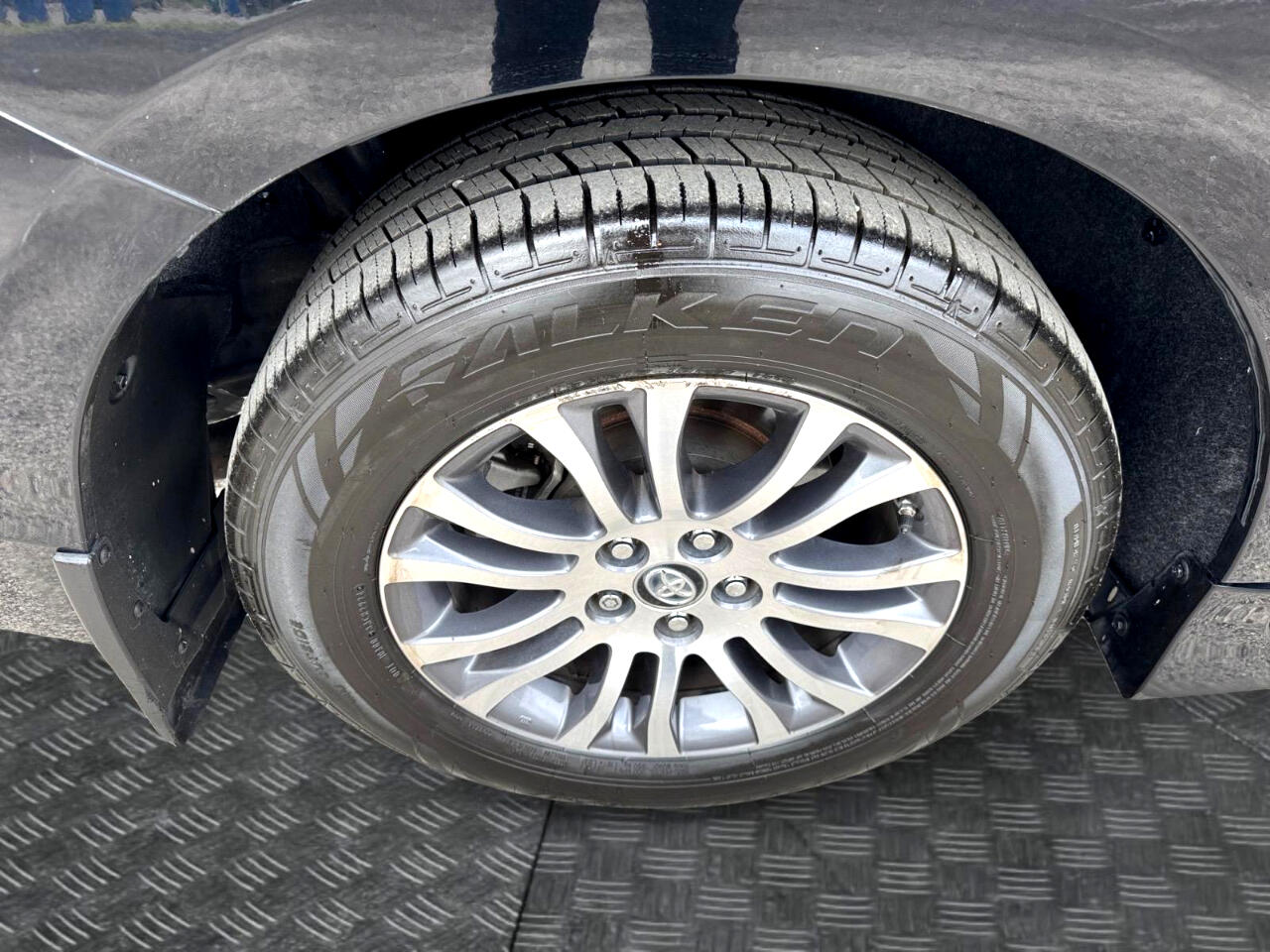 Vehicle image 14 of 30