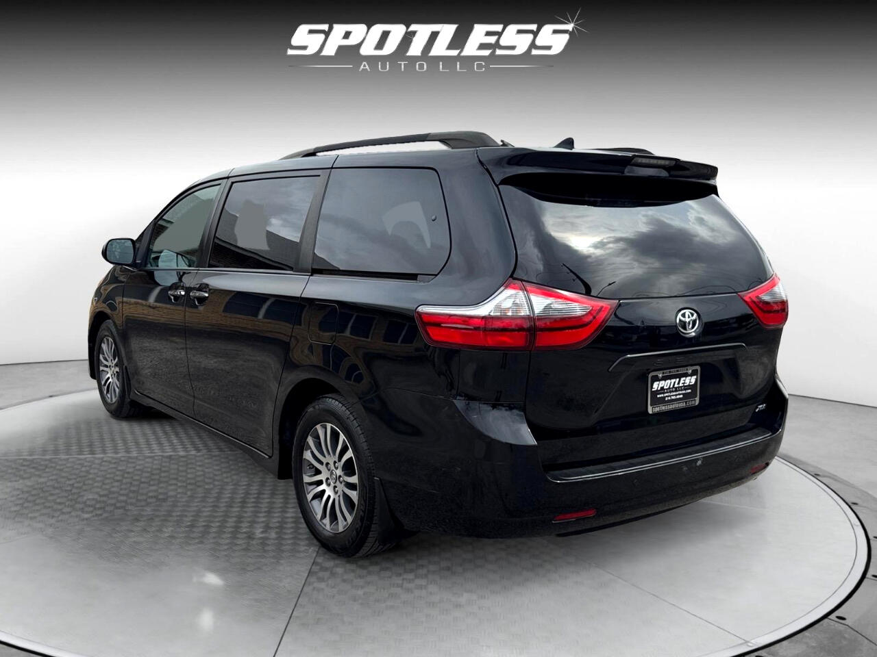 Vehicle image 9 of 30