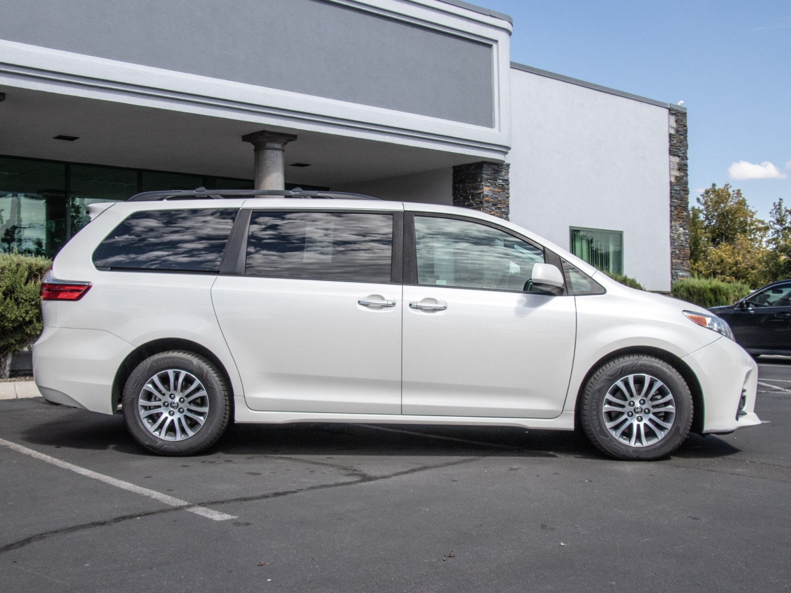 Vehicle image 4 of 27