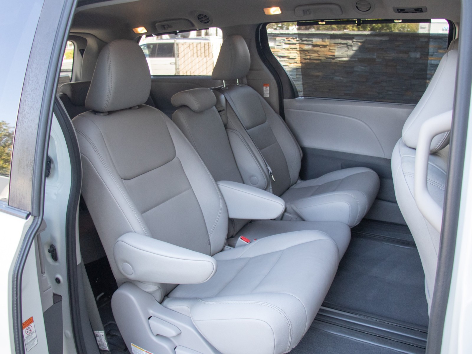 Vehicle image 23 of 27