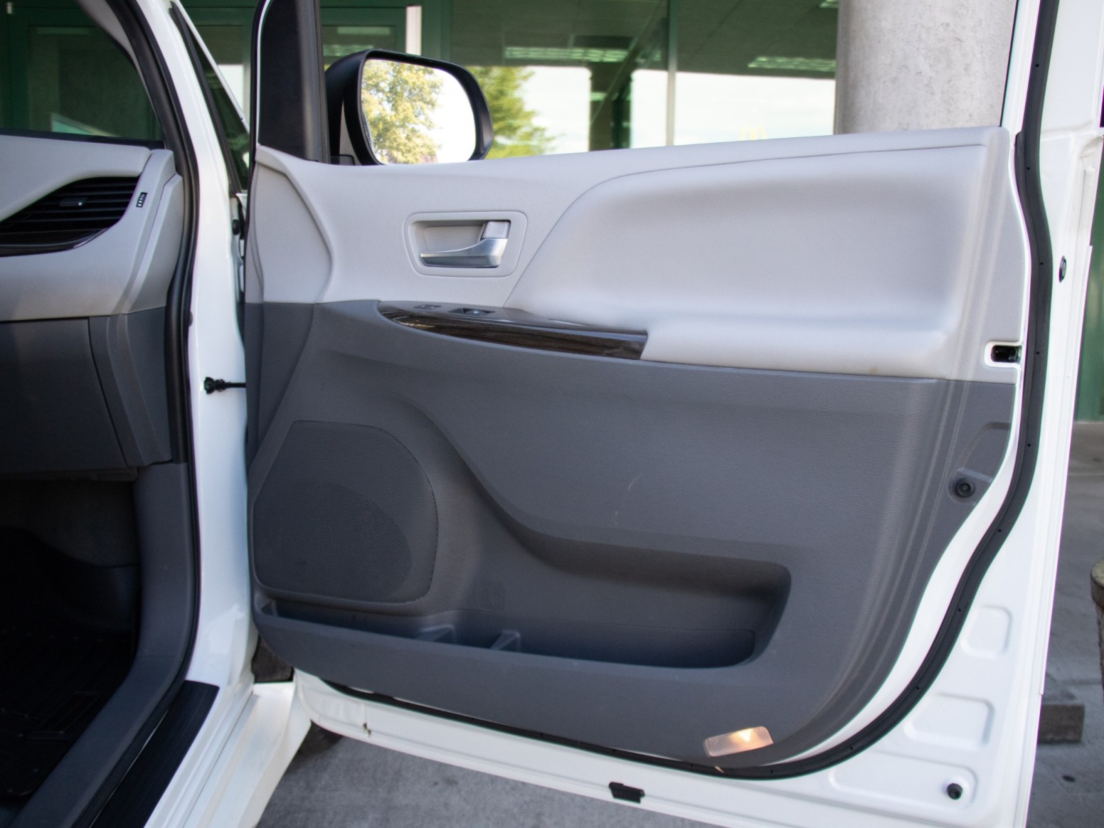 Vehicle image 21 of 27