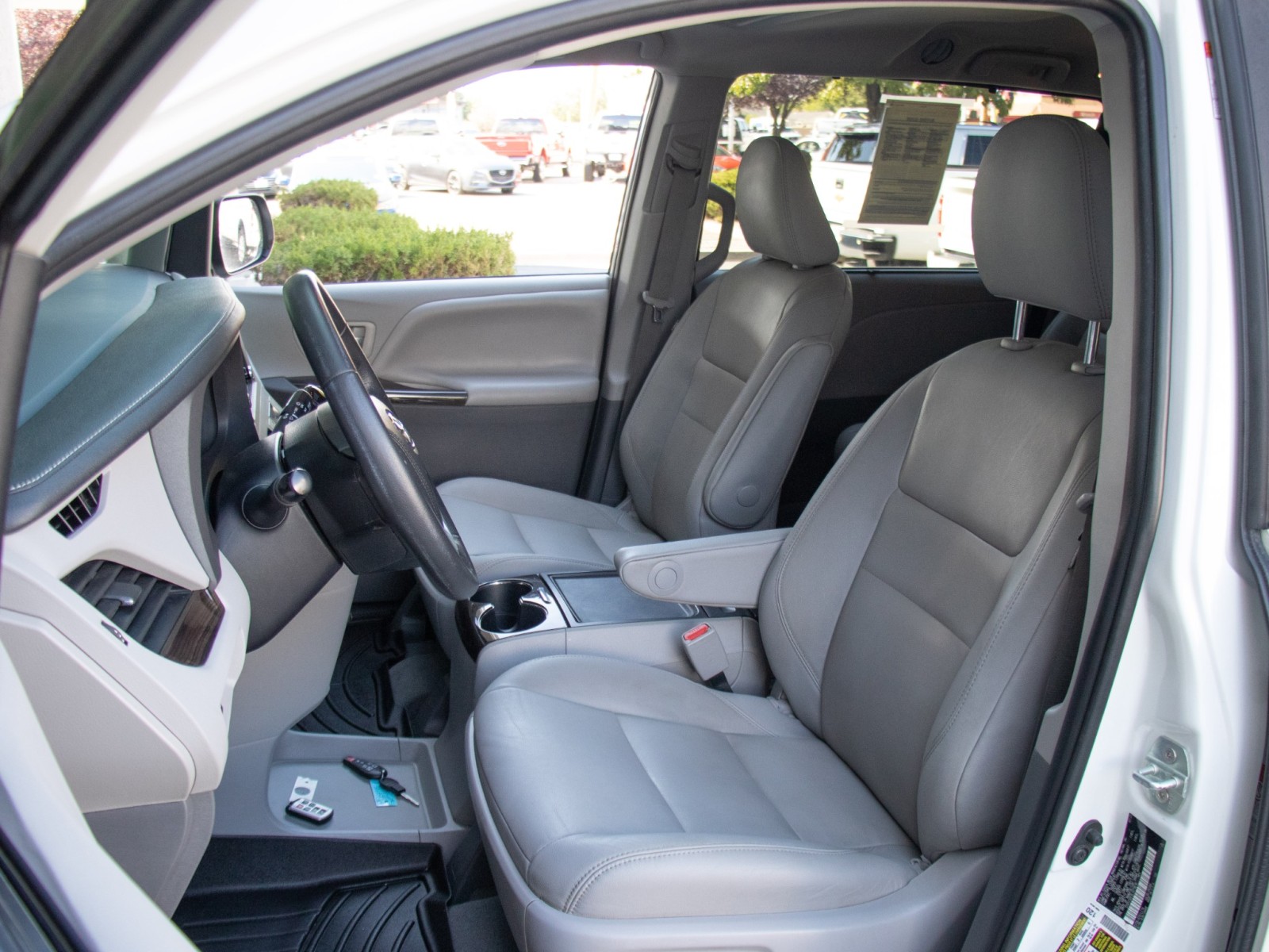 Vehicle image 10 of 27