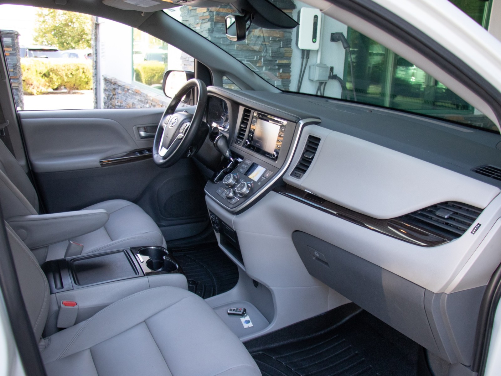 Vehicle image 19 of 27