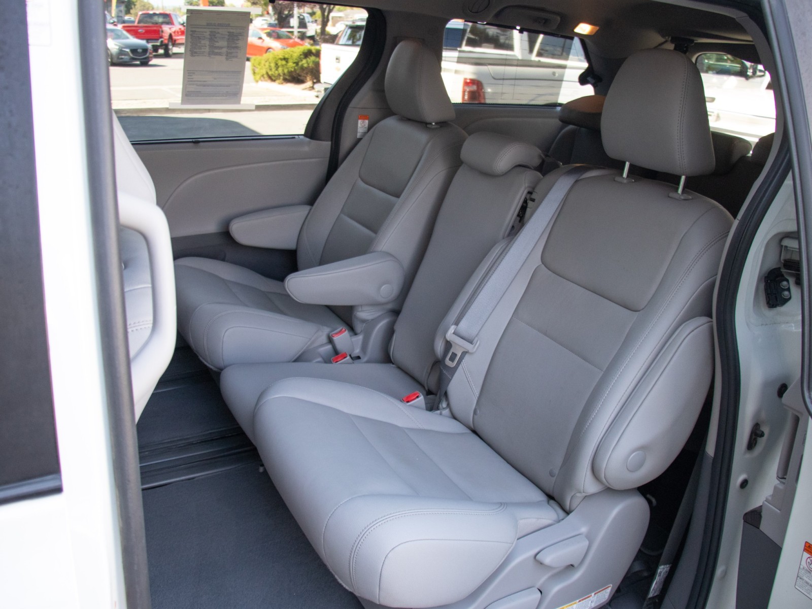 Vehicle image 22 of 27