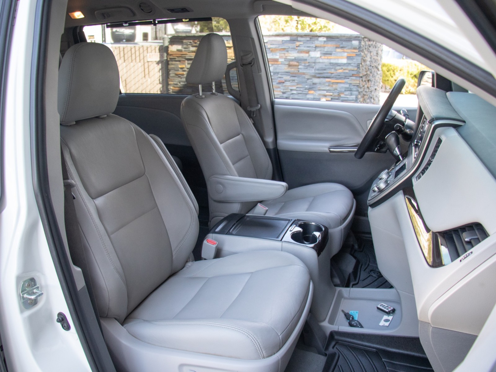 Vehicle image 20 of 27