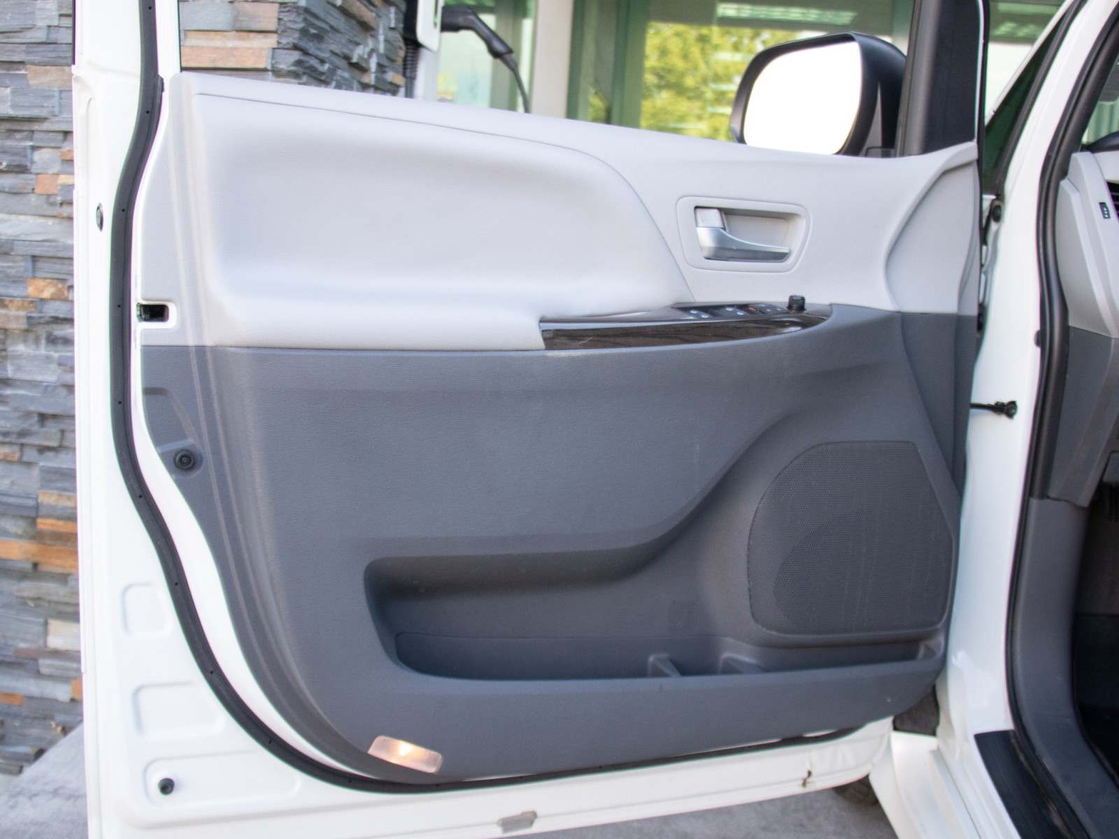Vehicle image 9 of 27