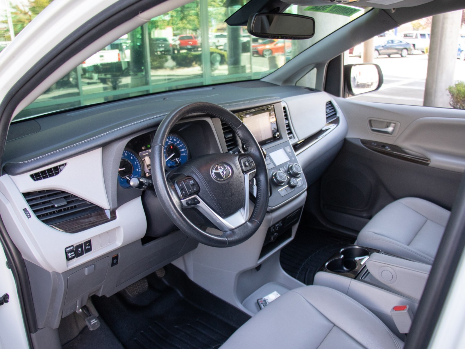 Vehicle image 11 of 27