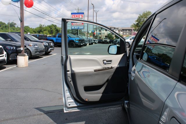 Vehicle image 13 of 36