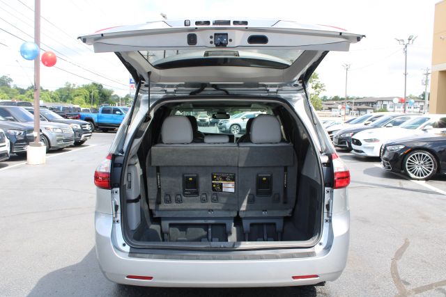 Vehicle image 33 of 36