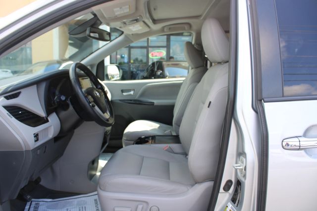 Vehicle image 11 of 36