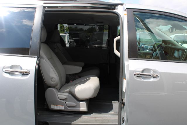 Vehicle image 29 of 36