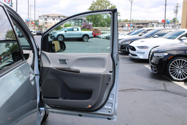 Vehicle image 14 of 36