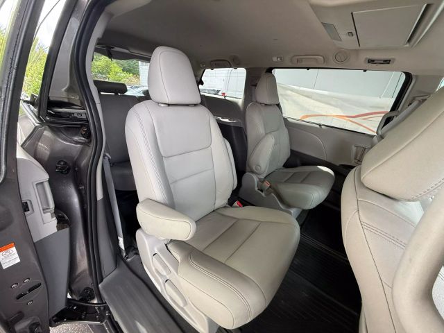 Vehicle image 25 of 49