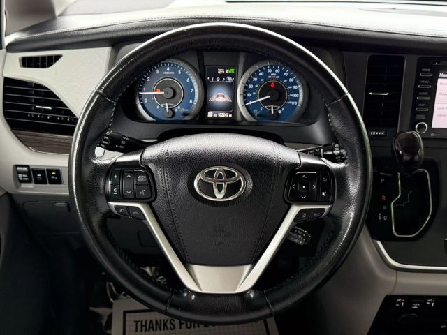 Vehicle image 31 of 49