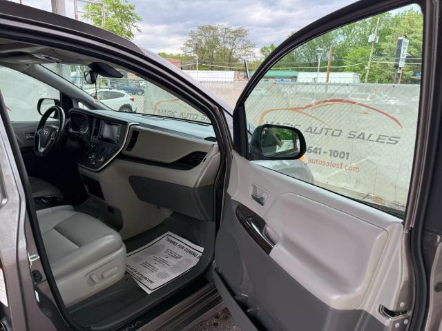 Vehicle image 21 of 49