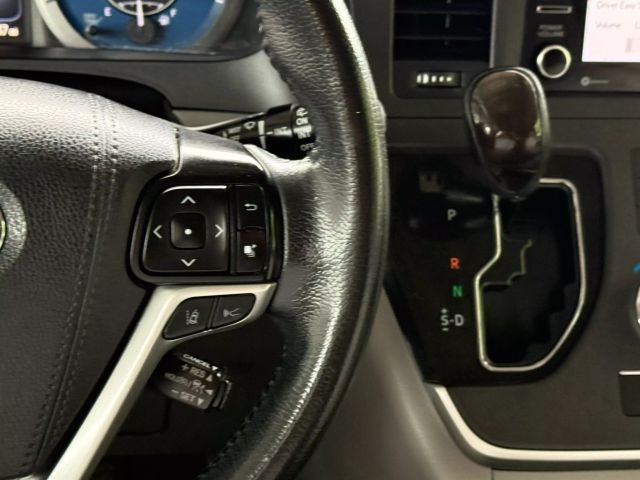 Vehicle image 33 of 49