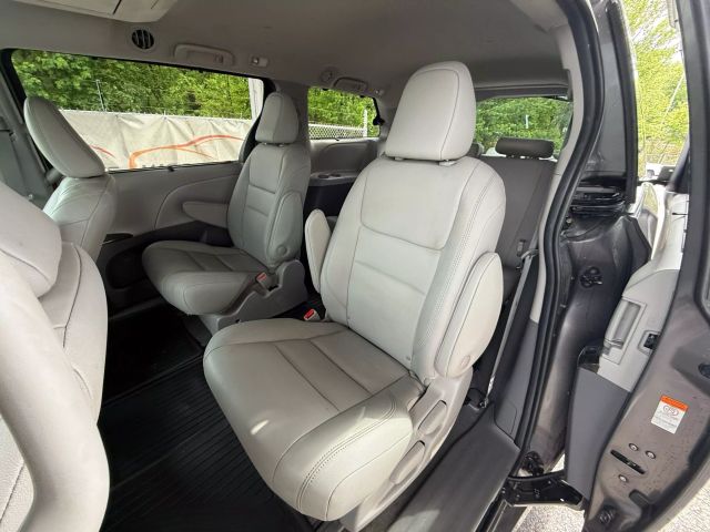 Vehicle image 18 of 49