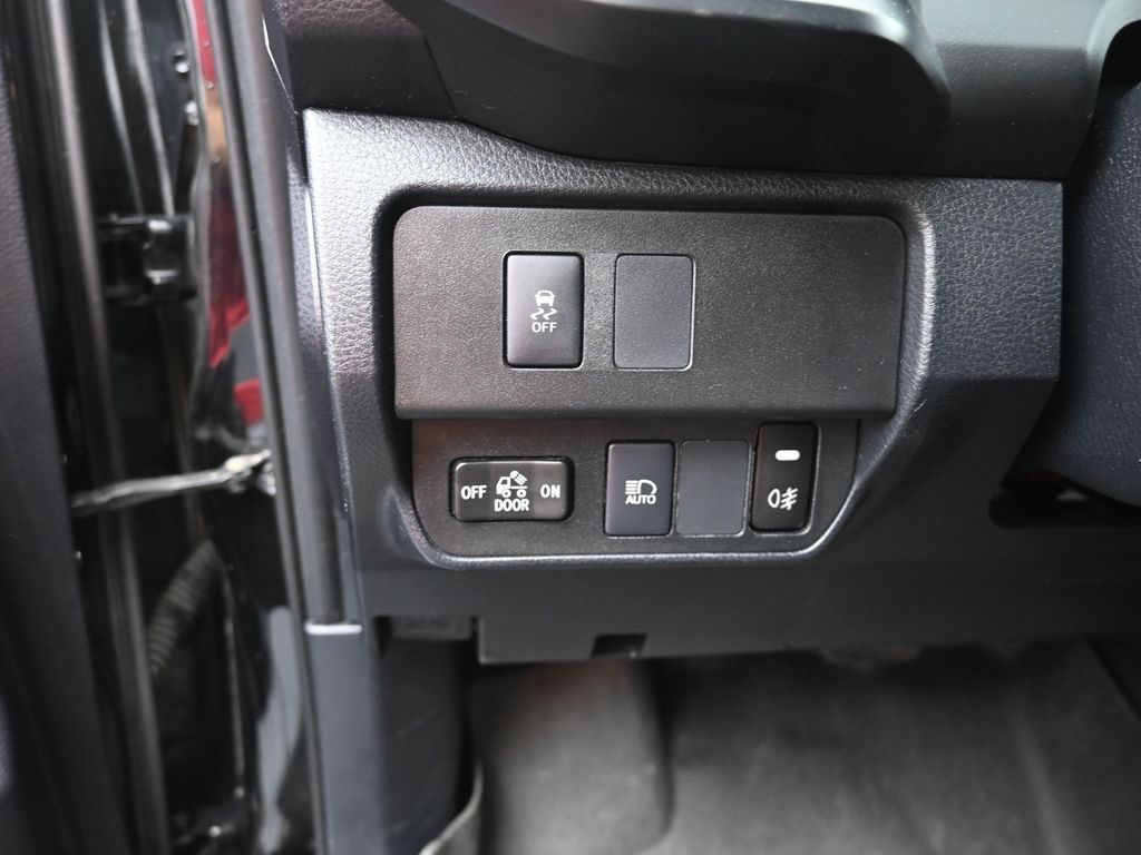 Vehicle image 33 of 41