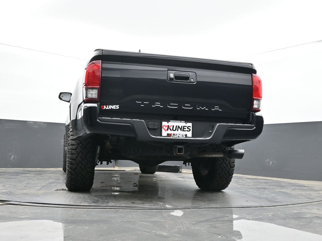 Vehicle image 21 of 41