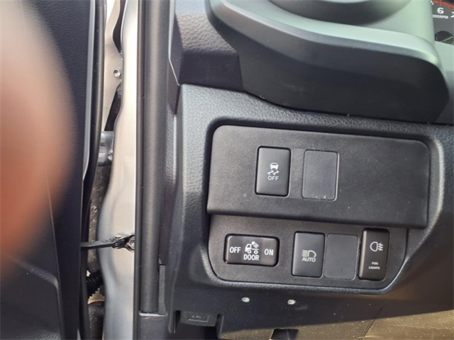 Vehicle image 13 of 21